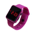 Vista detallada del reloj LED cuadrado púrpura con pantalla roja y correa de silicona. - Púrpura