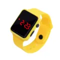 Reloj digital LED cuadrado amarillo vibrante con detalle de visualización de hora - Amarillo