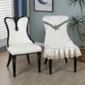 Vista dettagliata di fodere per sedie trapuntate di lusso con pizzo elegante e stile. - Fodera per Sedia Coda di Rondine / Fiori sbocciati - Beige