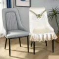 Vista dettagliata di un'elegante fodera trapuntata per sedia con ricamo e pizzo. - Copripoltrona piccola a schienale alto (confezione da 1) / Fiori sul sentiero beige