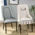 Vista dettagliata della fodera per sedia alta con motivo trapuntato ed elegante gonna con volant. - Copripoltrona piccola a schienale alto (confezione da 1) / Farfalla dolce beige
