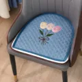 Vue détaillée du coussin de chaise en fer à cheval avec broderie de tulipes et tissu matelassé. - 44x45cm / Coussin en fer à cheval tulipe bleu