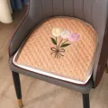 Vue détaillée du coussin de chaise de salle à manger en fer à cheval avec broderie. - 44x45cm / Coussin en fer à cheval tulipe orange