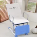 Détail de coussin de chaise d'étudiant matelassé, tissu blanc à losanges avec texte noir. - Coussin de chaise d'étudiant petite taille / Housse matelassée chaude beige