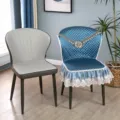 Housse de chaise de salle à manger luxueuse en tissu matelassé bleu avec bordure en dentelle. - Fleurs en fleurs bleu