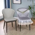 Housse de chaise de salle à manger matelassée de luxe avec bordure en dentelle et dossier. - Fleurs sur le chemin gris