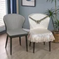 Vue détaillée de la housse de chaise en satin matelassé avec dentelle pour la salle à manger. - Fleurs épanouies - Beige