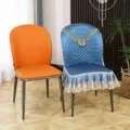 Housse de chaise de salle à manger incurvée universelle, tissu matelassé avec bord en dentelle. - Grand Dossier / Fleurs en fleurs bleu