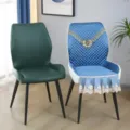 Vue détaillée de la housse de chaise matelassée de luxe avec bordure en dentelle et broderie. - Housses de chaise bleues à motif pivoine