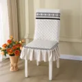 Vue détaillée de la housse de chaise matelassée avec une bordure en dentelle élégante. - Taille unique / Nuage Porte-Bonheur Bande Droite Coin Carré Paquet Doux / Beige