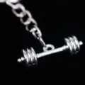 Nahaufnahme eines silberfarbenen Zinklegierungs-Hantelanhängers für Schlüsselbund - 25*8 mm Altsilber