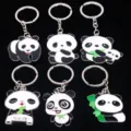 Gedetailleerde weergave van zes schattige cartoon panda emaille metalen sleutelhangers - Bamboe Etende Glimlachende Panda