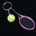 Primer plano detallado de un llavero de mini raqueta de tenis púrpura y pelota - Púrpura
