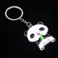 Gedetailleerd zijaanzicht van een schattige metalen panda-sleutelhanger met lovely tekst - Panda Knuffelt Bamboe (Lovely Merk)