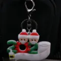 Primer plano del llavero navideño superviviente de la pandemia 2020 con figuras enmascaradas - Familia de Dos