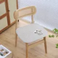 Rutschfester gesteppter Stuhlkissen mit süßem Hasenstickerei für Esszimmer und Bürogebrauch. - Blumenkorb-Hase / Beige