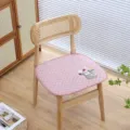 Gestepptes Stuhlkissen-Detail mit süßer Hasenstickerei und rutschfesten Bändern für Esszimmer. - Blumenkorb-Hase / Rosa