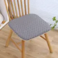 Dettaglio cuscino seduta in memory foam grigio con grazioso motivo a fiocco su sedia. - 45x45x3.5cm / Fiocco grigio