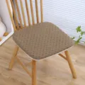 Primo piano dettagliato del comodo cuscino in memory foam con motivo discreto su sedia in legno. - 45x45x3.5cm / Fiocco Marrone