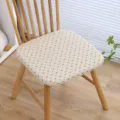 Vue détaillée du coussin de siège en mousse à mémoire de forme avec joli imprimé nœud. - 45x45x3.5cm / Nœud papillon beige