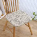 Vista dettagliata di un comodo cuscino per sedia in memory foam con stampa floreale classica. - 45x45x3.5cm / Beige fico