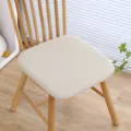 Vista dettagliata di un cuscino per sedia intrecciato bianco, comoda e morbida imbottitura. - 45x45x3.5cm / Velluto a bolle beige
