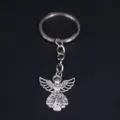 Dettaglio di un portachiavi a forma di angelo in lega d'argento vintage con ali - Argento