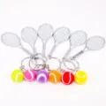 Llaveros de raqueta de tennis en miniatura y pelotas de colores en seis variantes - Multicolor