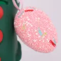 Gros plan d'un œuf de Pâques en mousse rose avec des accents colorés et ruban - 长条贴片款 / Lot de 6