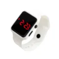 Primer plano detallado de un reloj digital LED cuadrado blanco minimalista con dígitos rojos - Blanco