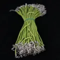 Detail van 3 mm groen gevlochten PU-leren koord met zilveren karabijnsluiting en verlengketting - Groen