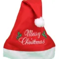 Κοντινό πλάνο του λευκού κεντήματος Merry Christmas σε ένα κλασικό κόκκινο χριστουγεννιάτικο σκούφο - Κεντημένη Έκδοση
