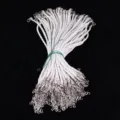 Vista detallada de un fajo de cordones de cuero PU trenzado blanco de 3 mm con cierres de plata. - Blanco