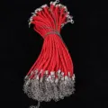 Detail van 3 mm rode gevlochten PU-leren koorden met zilveren karabijnsluitingen - Rood