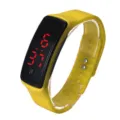 Nahaufnahme einer gelben Sport-LED-Digitaluhr mit roter Anzeige und Silikonarmband. - Gelb