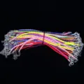 Vista macro detallada de varios cordones de cuero PU trenzado de 3 mm con cierres de plata - Multicolor