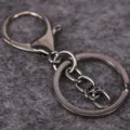 Langlebiger Metall-Schlüsselanhänger mit Karabiner in Gunmetal für DIY-Projekte - 枪黑加4节链条款