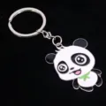 Gedetailleerde close-up van een schattige panda-emaille metalen sleutelhanger met ring - Liggende Kruipende Panda
