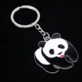 Detailopname van een schattige panda-emaille sleutelhanger met zilveren metalen ring - Panda Hoofd met Rode Lippen