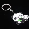 Close-up van een schattige panda metalen sleutelhanger met zwart-wit emaille afwerking. - Grote en Kleine Panda