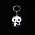 Detailopname van een schattige grote panda anime metalen sleutelhanger voor souvenirs - Creatieve Anime Panda Hanger