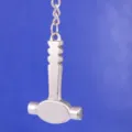 Vista detallada de un llavero creativo de metal plateado con forma de martillo pulido - Estilo Martillo de Bola (15)