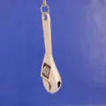 Primer plano detallado de un llavero creativo de metal plateado con forma de llave inglesa. - Estilo Llave Inglesa (1)