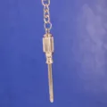 Primer plano de un llavero creativo de metal con forma de destornillador plateado - Estilo Destornillador Phillips (2)