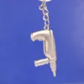 Detalle de primer plano de un llavero creativo de metal plateado con forma de taladro - Estilo Taladro Eléctrico (12)
