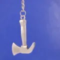 Vista detallada del llavero de metal plateado con forma creativa de hacha y martillo. - Estilo Martillo-Hacha (11)