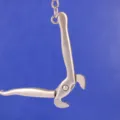 Primer plano detallado de un llavero creativo con forma de alicates de metal mate. - Estilo Alicates de Punta (5)