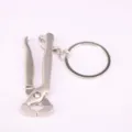 Detalle de un llavero creativo de metal con forma de mini alicates en color plata - Estilo Alicates de Presión (7)