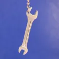Vista detallada de un llavero de metal plateado con forma de llave inglesa en miniatura - Estilo Llave Fija Doble (9)