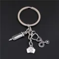 Zilveren medische sleutelhanger met spuit, verpleegsterskapje en stethoscoop bedeltjes. - Medical Care Theme (8)
